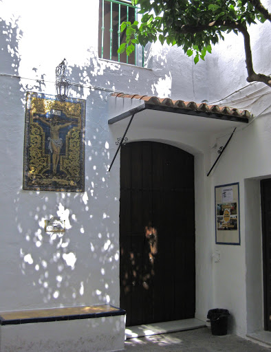 Acceso a la Iglesia de Santa Cruz y Azulejo del Cristo de las Misericordias