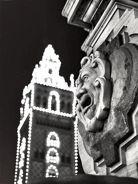 Imagen nocturna de La Giralda del Plaza iluminada