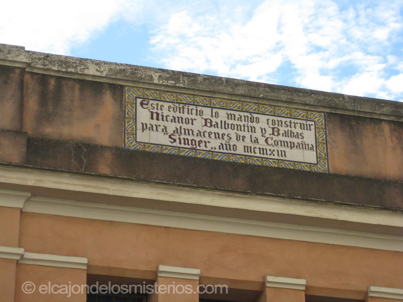 Inscripción en la que se menciona a Nicanor Balbontín Balbás como promotor de la construcción de la nave Singer en 1913