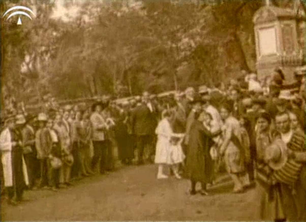 Fotograma de la película “La Sierra de Aracena”, rodada en 1928, en el que ya se aprecia la existencia del monumento situado al pié de la Peña de Alájar. Fuente: Filmoteca de Andalucía.