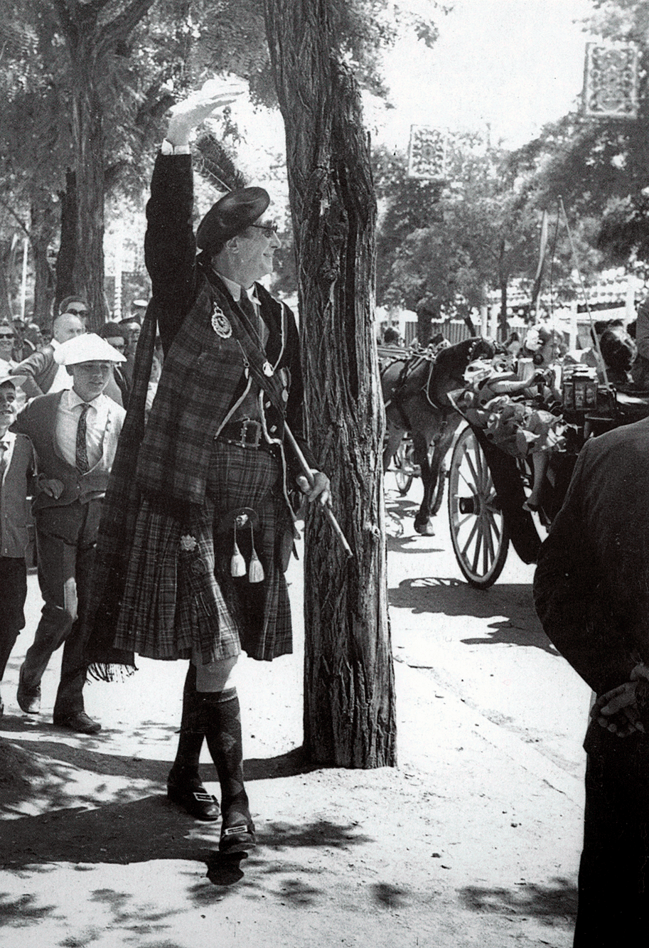 Pepe el escocés paseando por la Feria de Sevilla. 1965