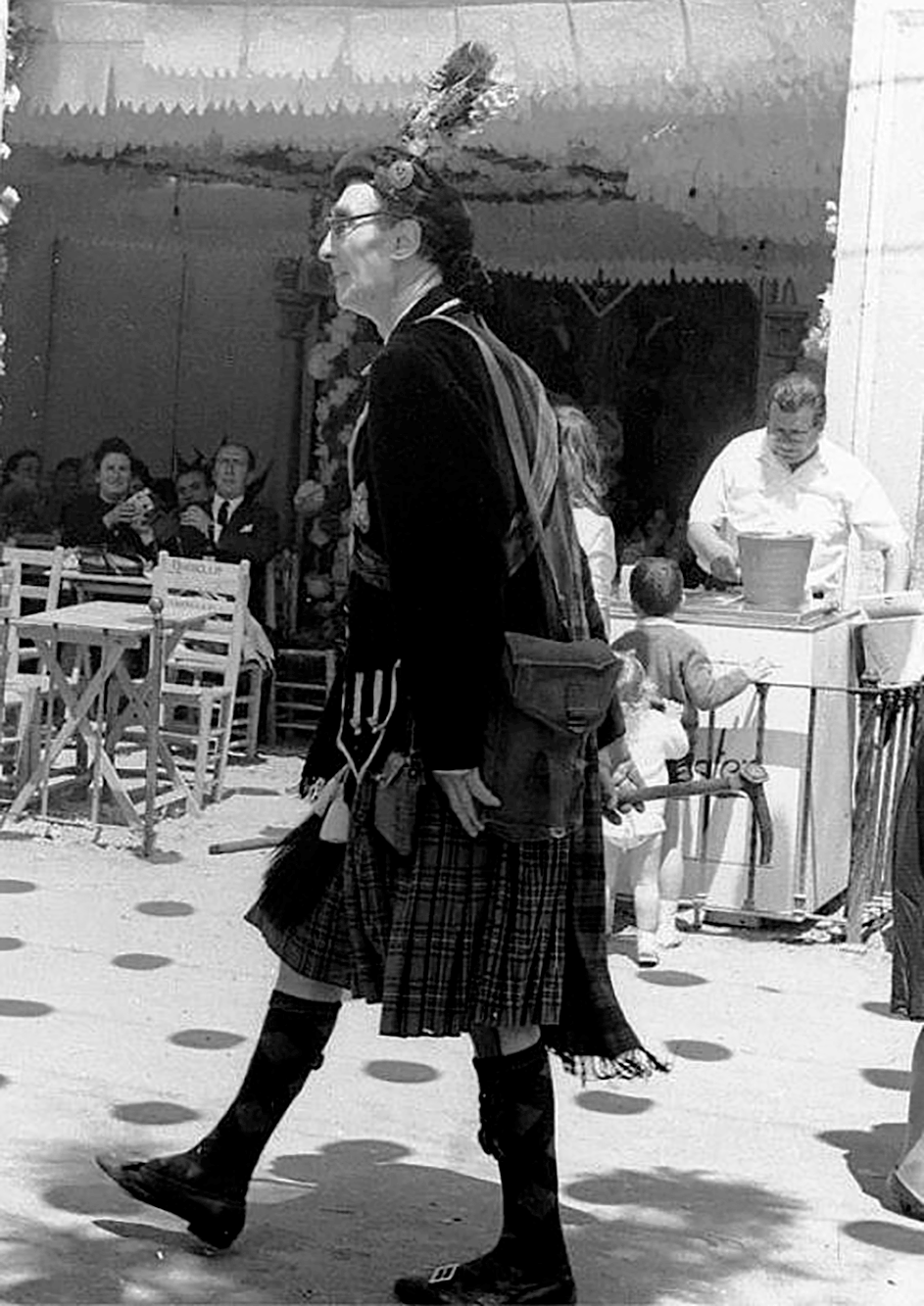 Pepe el escocés paseando por la Feria de Sevilla. 1965