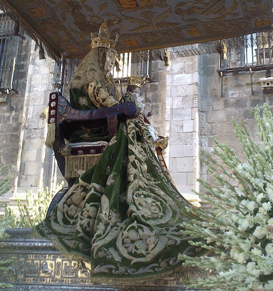 La Virgen de los Reyes, con el Manto de salida verde